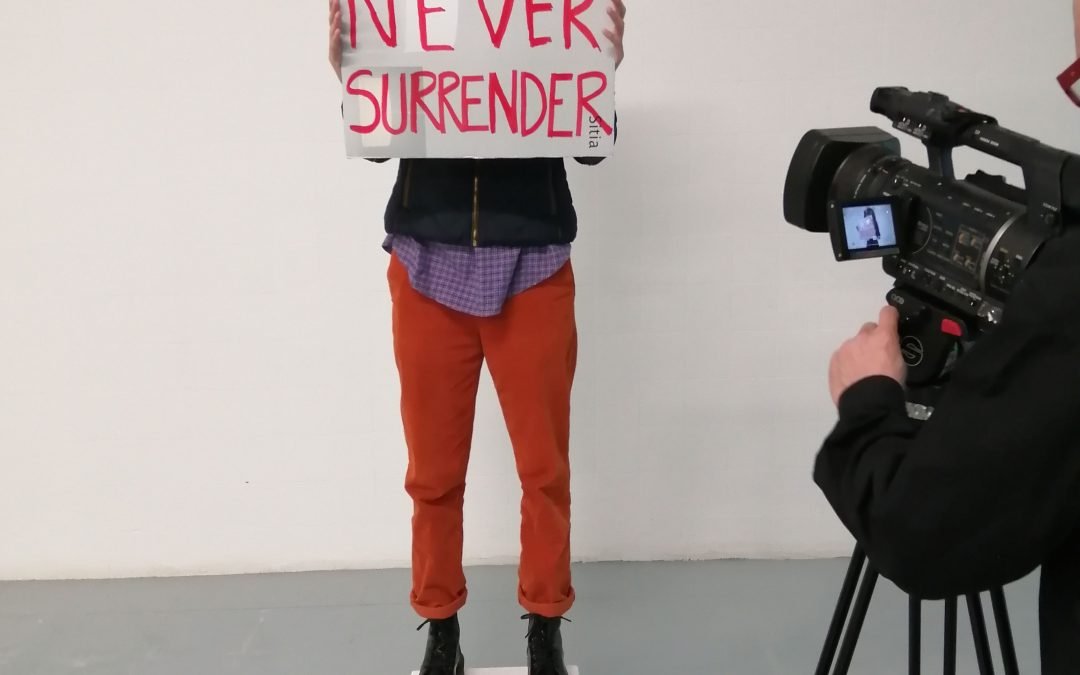 Bajo el título "WOKE, 230 años de feminismo", exponen a una mujer real como escultura hiperrealista